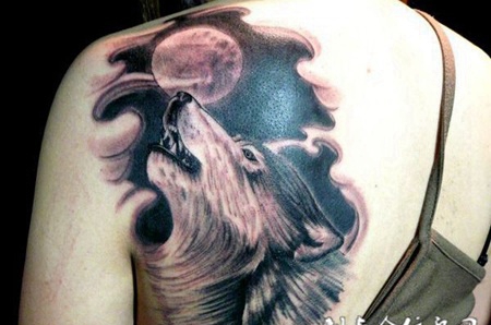 后背逼真狼头纹身图案