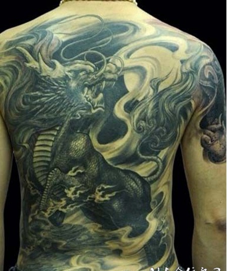 男人后背的霸气龙纹身
