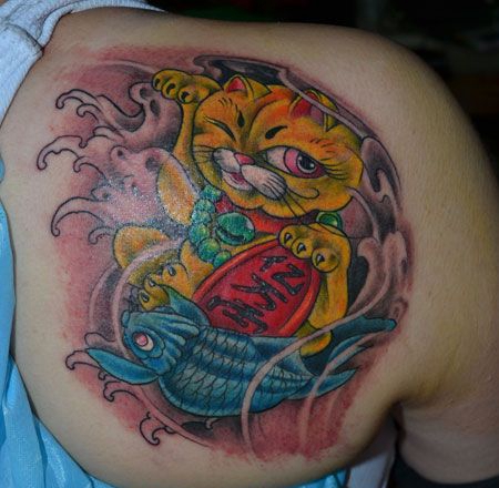 肩部招财猫鲤鱼纹身图片