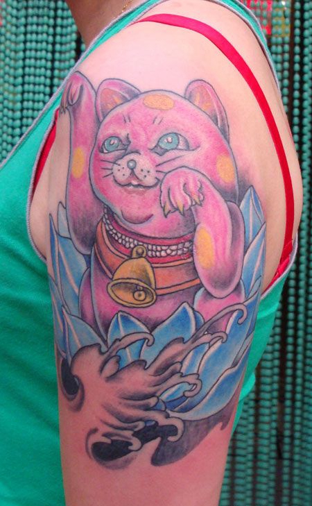 大臂红色招财猫纹身图片