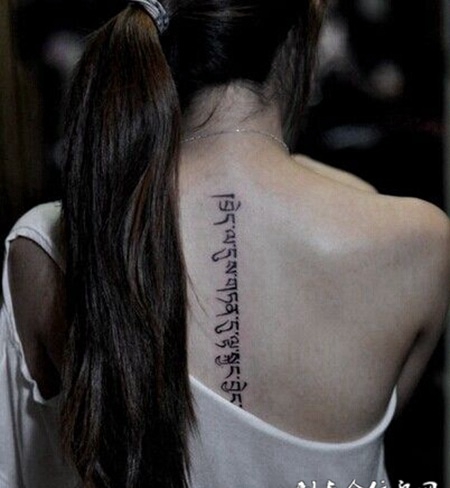 神秘经典背部梵文纹身