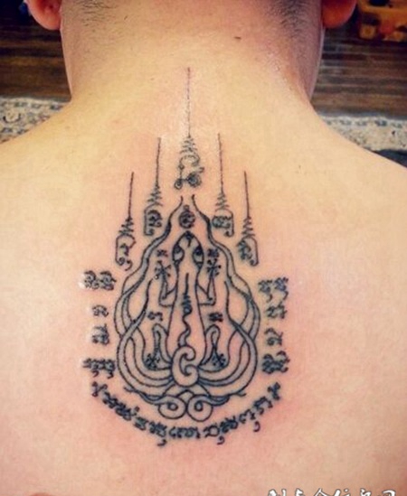 异国信仰背部纹身