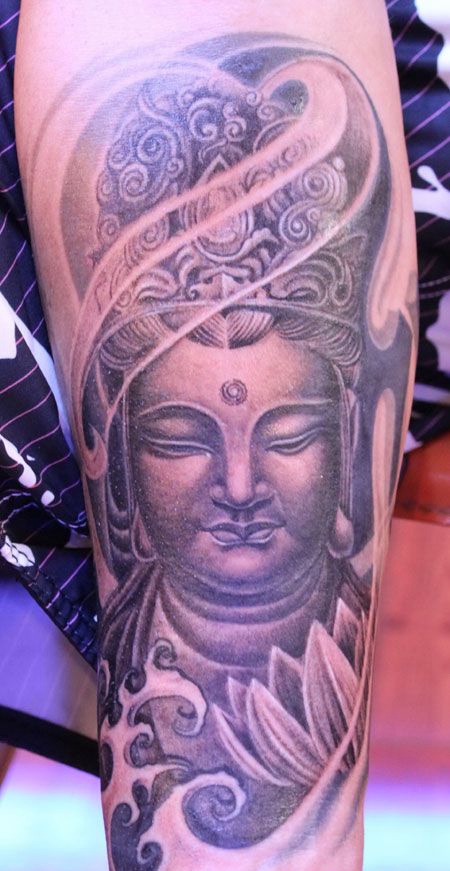 手臂上的传统菩萨纹身图案