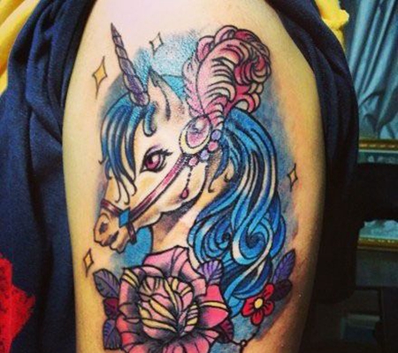 大臂可爱的独角兽纹身图案