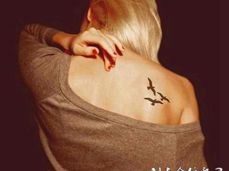 背部优美飞鸟大雁纹身