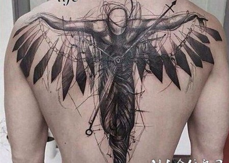 恶魔翅膀背部纹身
