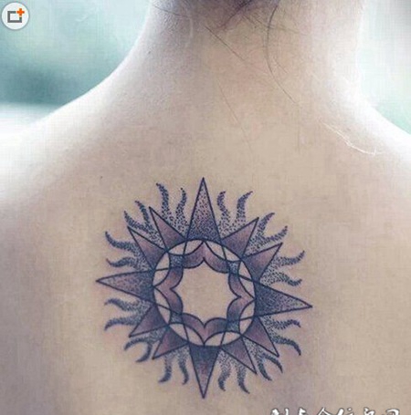 神话信仰背部纹身