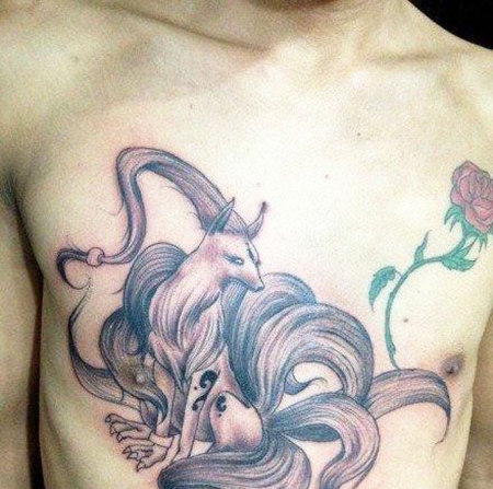 胸前个性的九尾狐纹身图案