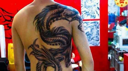 背部黑灰色邪龙纹身图案