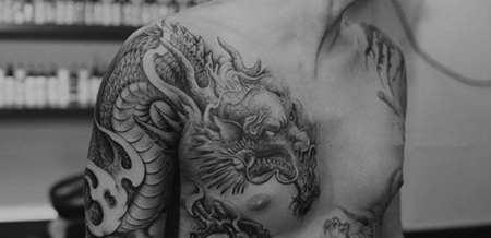 半甲帅气的过肩龙纹身图片