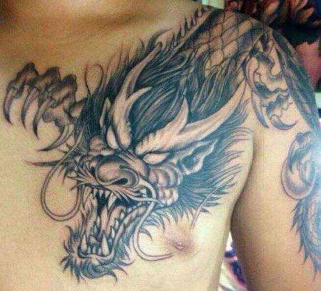 半甲凶猛的过肩龙纹身图片