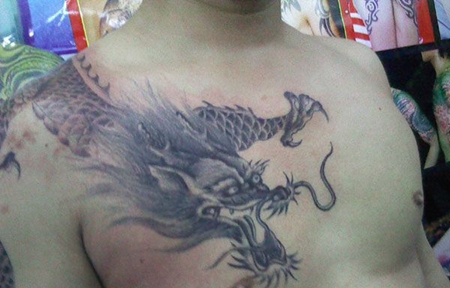 比较简单的过肩龙纹身图案