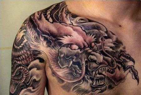 半甲经典过肩龙纹身图案