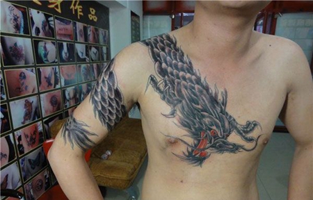 简单的过肩龙纹身图片
