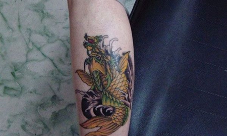 手臂金色鳌鱼纹身图案