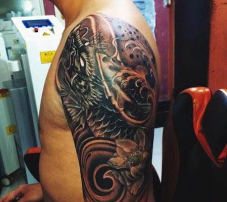 大臂黑灰色的鳌鱼纹身图案