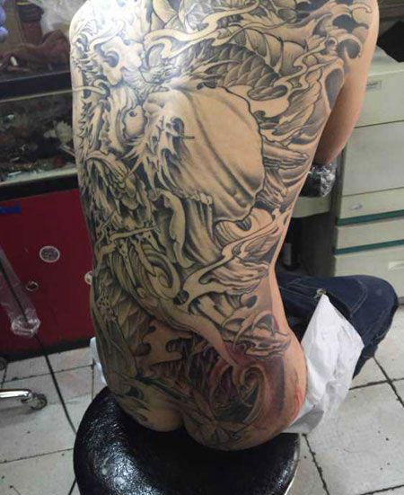 满背经典的鳌鱼纹身图案