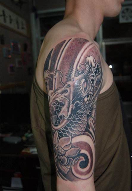 大臂精美的鳌鱼纹身图片