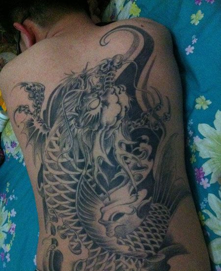 背部黑灰色鳌鱼纹身图片