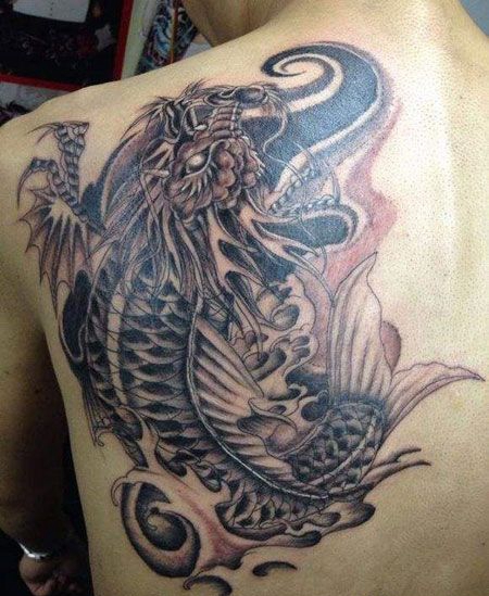 肩部黑灰色鳌鱼纹身图片