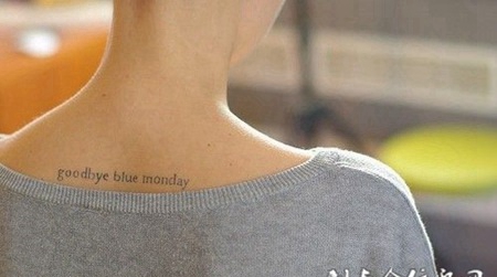 女生背部一条小小的英文纹身