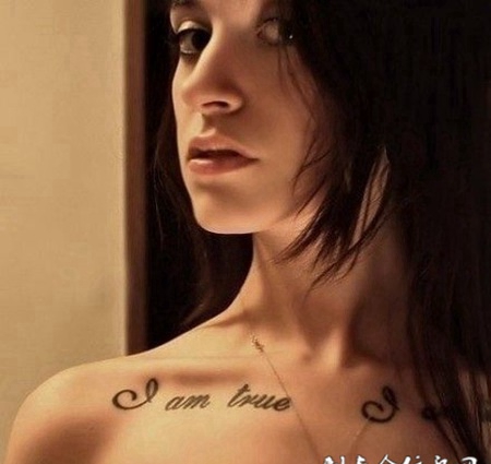 欧美女生锁骨简洁的英文纹身图案