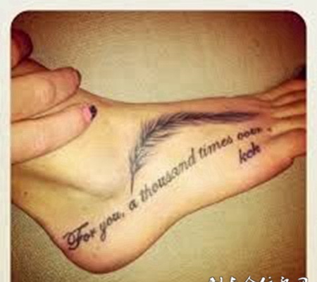 脚部小巧的羽毛英文纹身图案