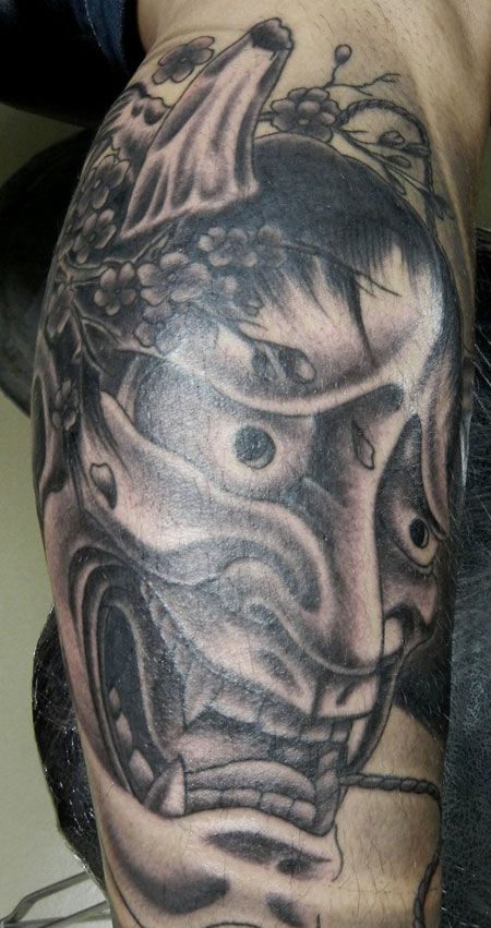 小腿上的断角般若头纹身