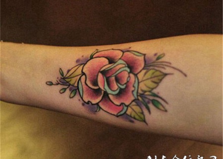 小臂玫瑰花纹身图片