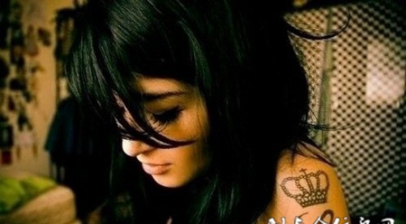 美女手臂皇冠英文纹身图案