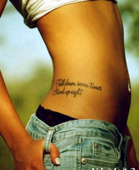 女生腰部性感英文字符纹身图案
