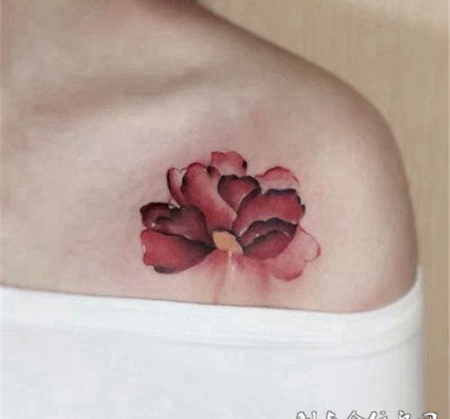 肩部个性小荷花纹身图案