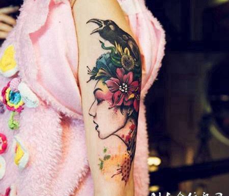美女手臂乌鸦纹身图案