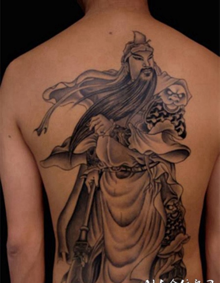 背部简单的关公纹身图片