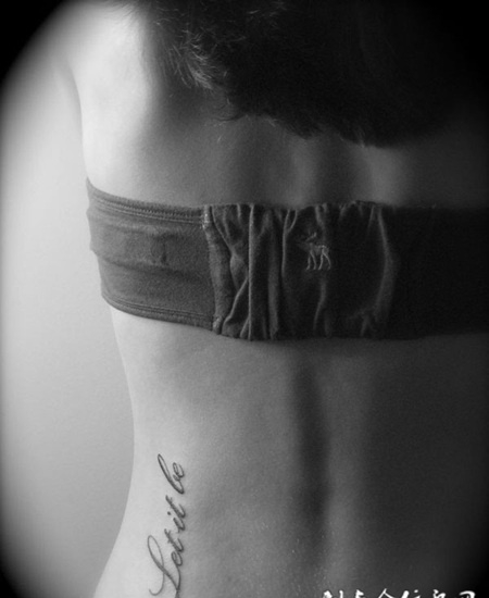 漂亮女性腰部英文纹身图案