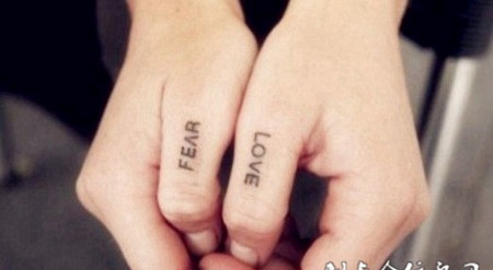 男人手指独特爱情英文love纹身图案