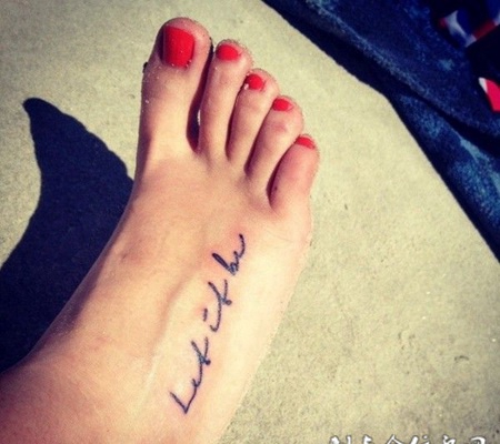 女性脚部唯美的英文纹身图案