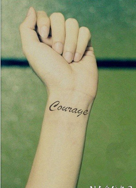 女生手腕一串英文纹身图案