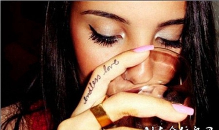 欧美女生手指英文纹身图案