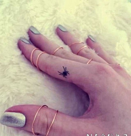 手指蜘蛛小纹身图案