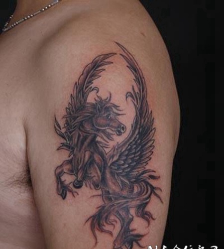 大臂飞马纹身图案