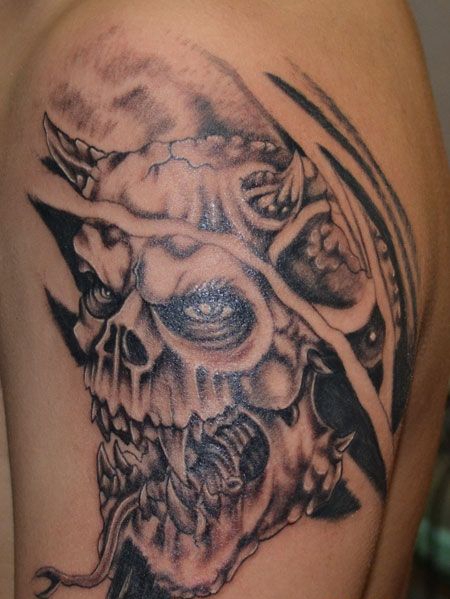 胳膊上的黑灰恶魔纹身