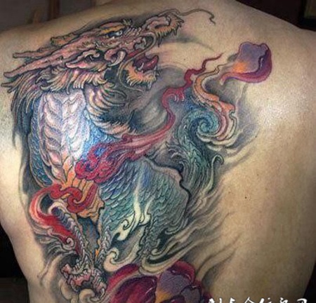 背部彩色麒麟纹身