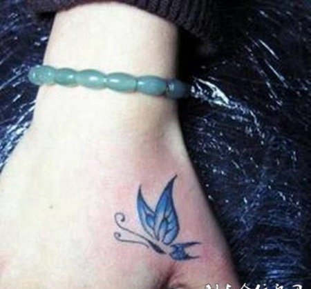 手部虎口蓝色蝴蝶纹身图片