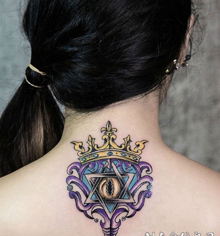 女生颈部几何纹身图案