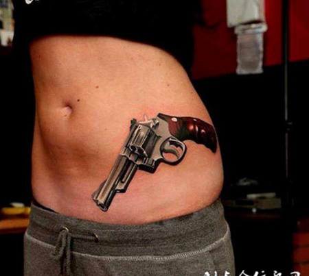 男士腰部手枪纹身图案