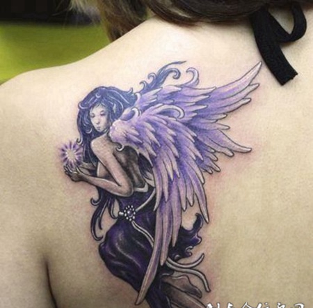 女生肩部天使纹身图片