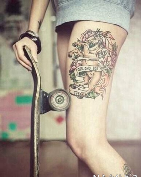 美女腿部马纹身图案