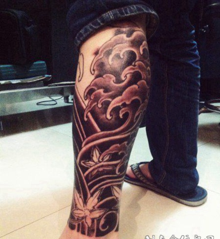 男生小腿云海纹身图片