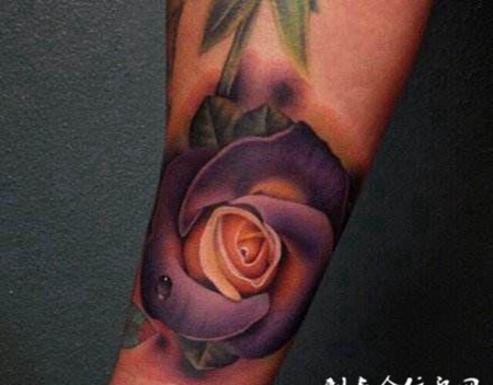 手部彩色玫瑰花纹身